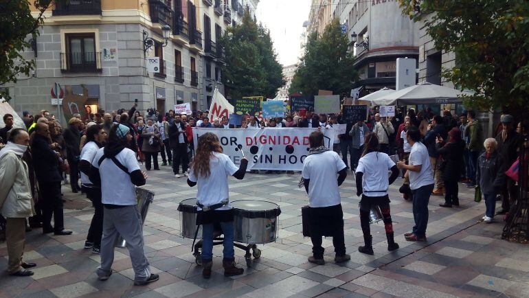 Manifestación con batucada por la dignidad de las personas sin hogar, en la calle Arenal de Madrid.