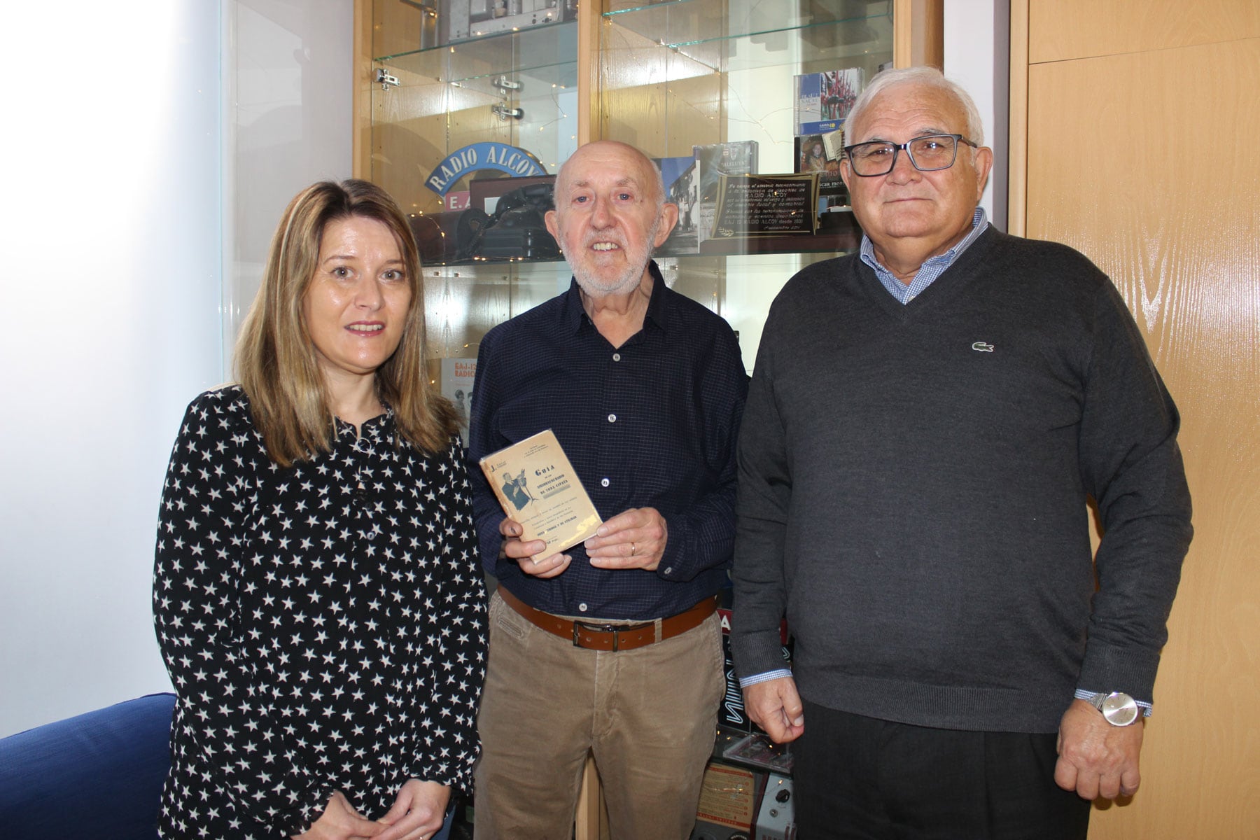 Celia Úbeda, adjunta a dirección, Vicent Agulló, con la guía en la mano, y el director de Radio Alcoy, Juan Jordá