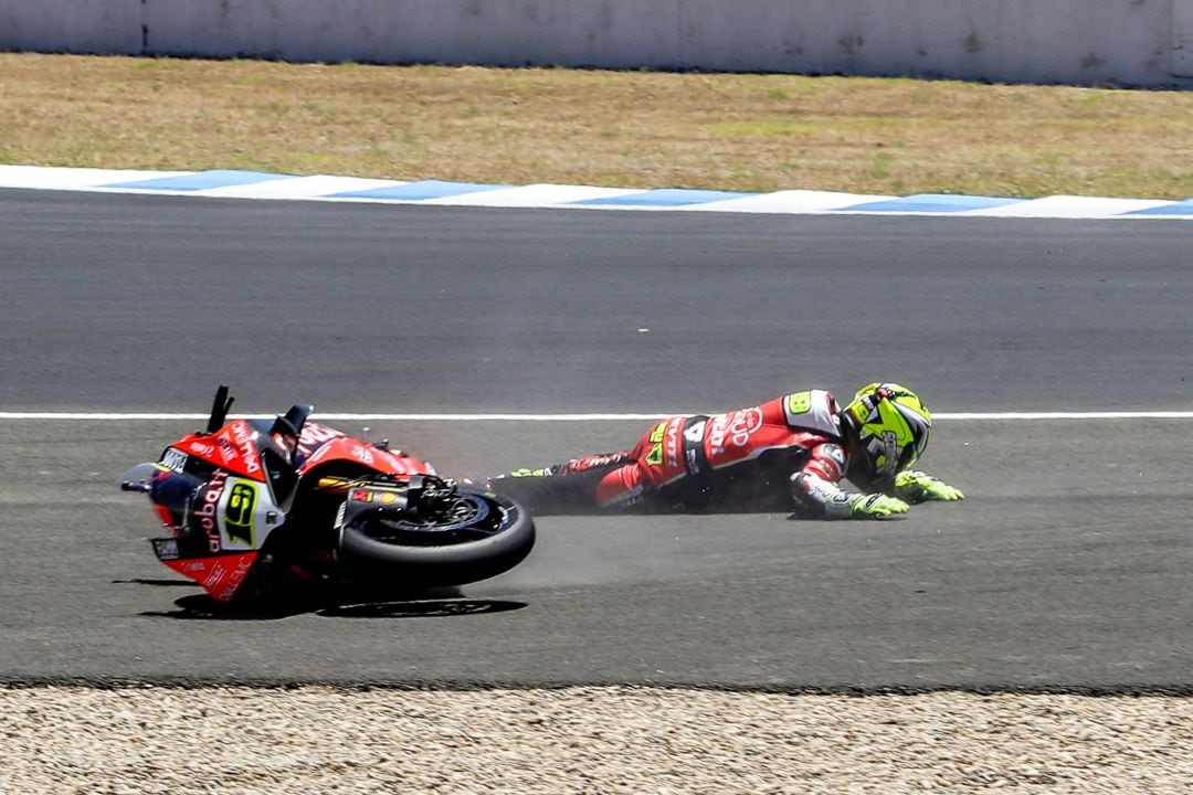 Álvaro Bautista por los suelos del circuito de Jerez