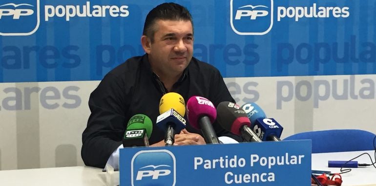 El alcalde de Villar de Cañas en rueda de prensa en el PP de Cuenca