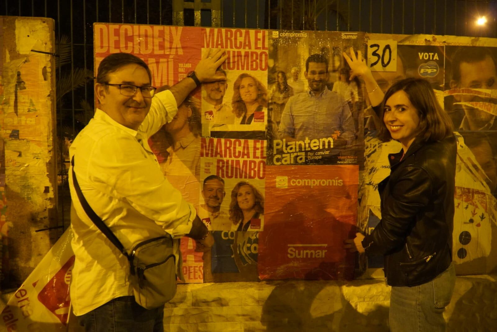 Pegada de carteles de la candidatura de Compromís Sumar a las europeas en Elche