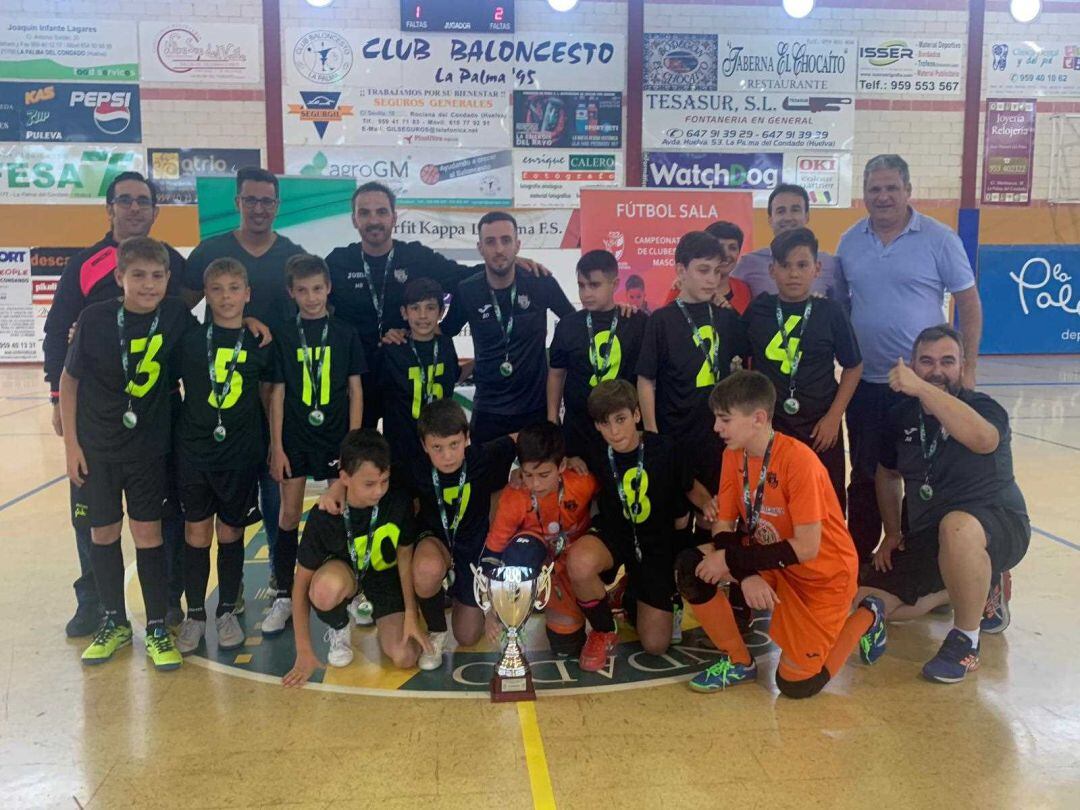 Los jugadores del CD El Ejido posan con la Copa de Andalucía.