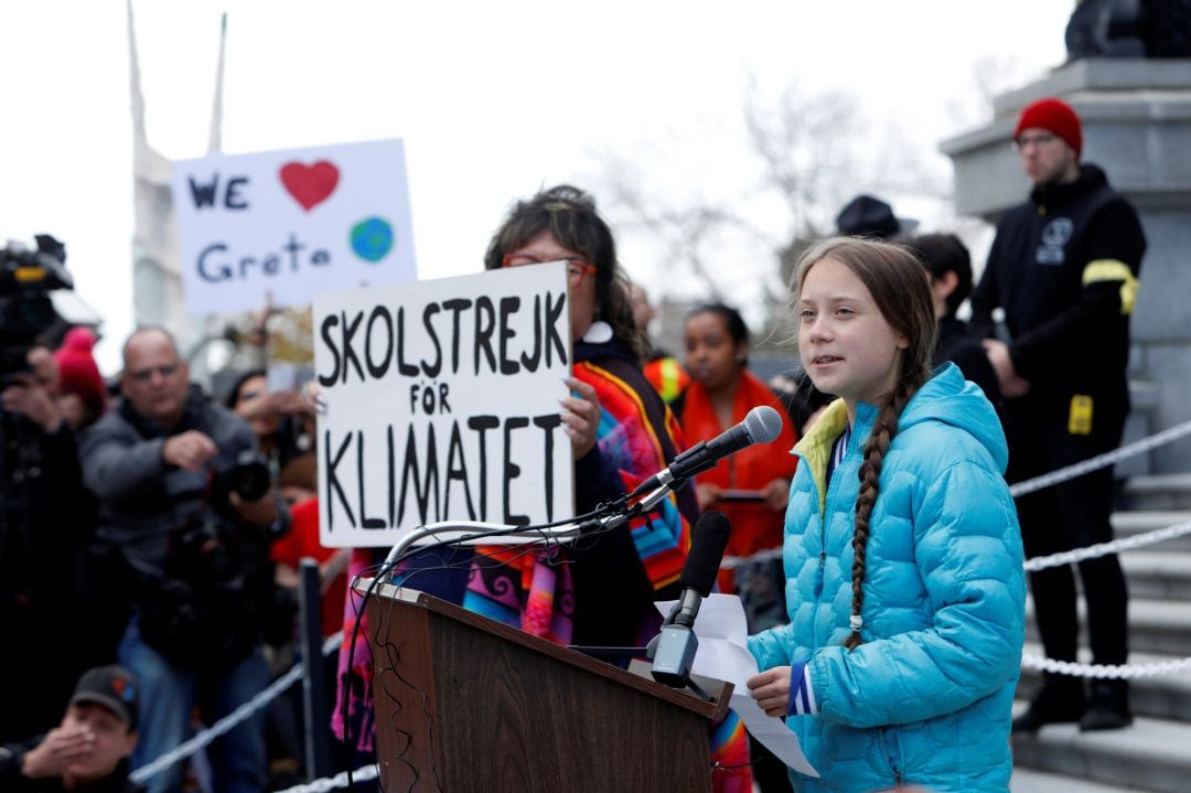 La joven activista sueca Greta Thunberg habla durante una manifestación en contra del cambio climático en Canadá. 