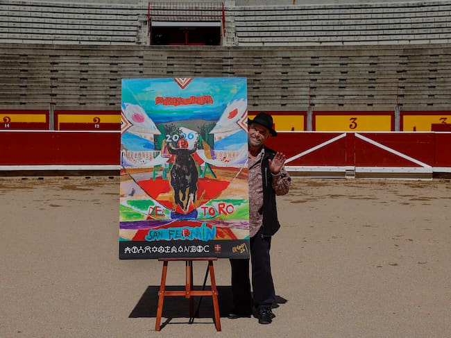 El cartel anunciador de la Feria del Toro de los Sanfermines de 2026, obra del pintor madrileño Carlos Franco, en la Plaza de Toros de Pamplona