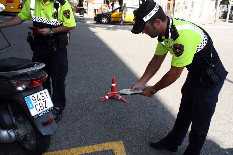 Una patrulla de la Guàrdia Urbana fa un control de contaminació acústica pels vehicles de dues rodes a Ronda de Sant Pere