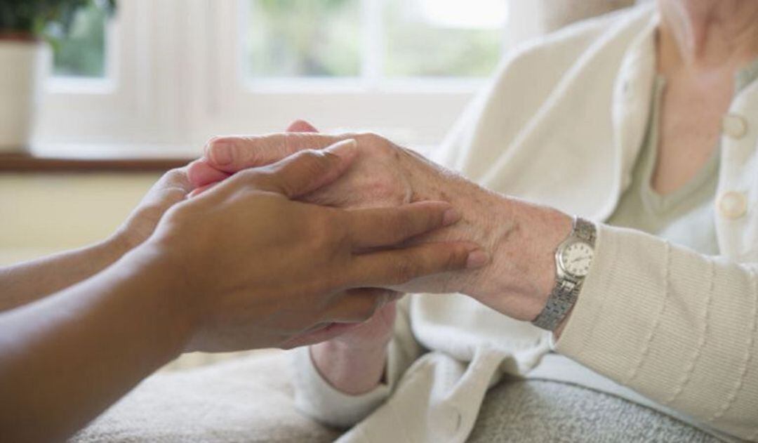 A los mayores de Petrer se les da la mano sin contacto directo