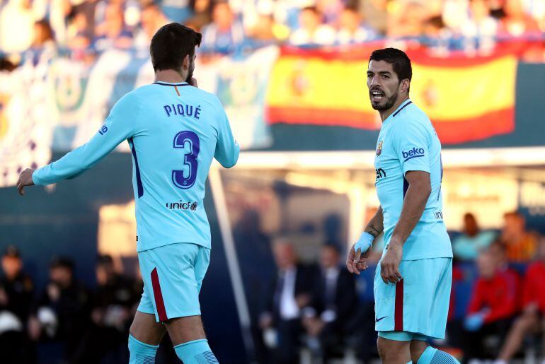 Gerard Piqué y Luis Suárez durante el partido en Butarque. 