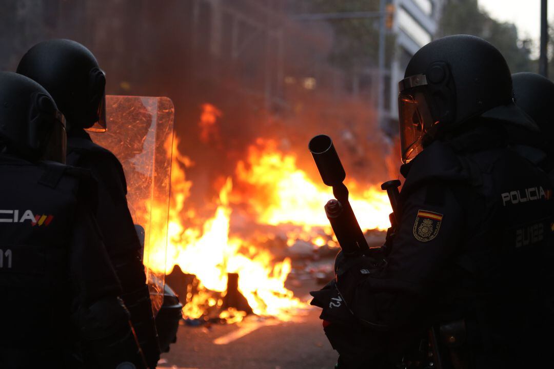 Agentes del Cuerpo Nacional de Policia durante los recientes disturbios del centro de Barcelona 