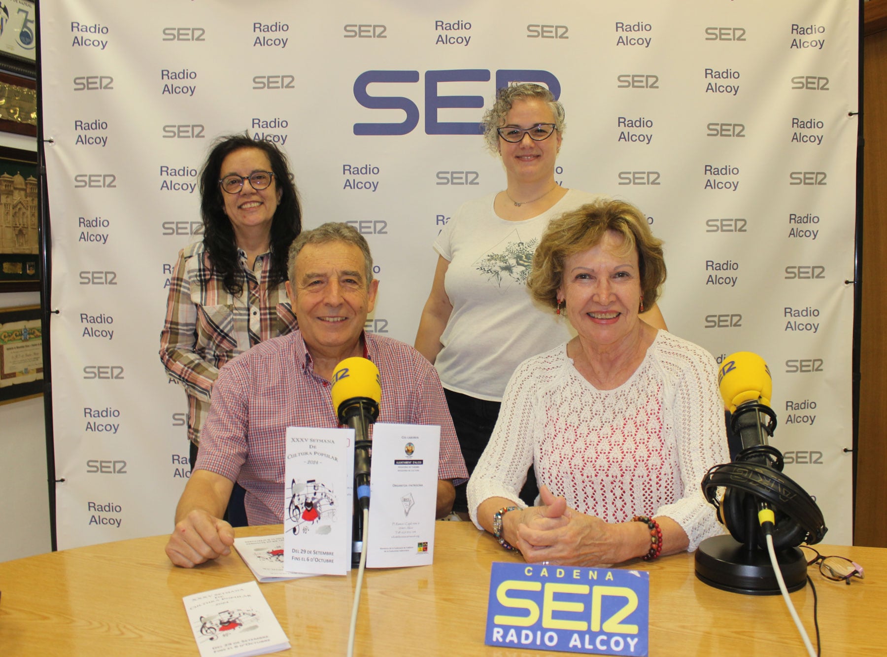 Mónica Francés, María Molina, Emilio Espinosa i Juana Plaza, en l&#039;estudi central de Radio Alcoy