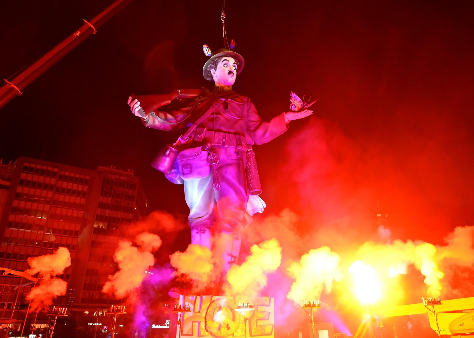 El remate de la falla municipal ya luce en la plaza
