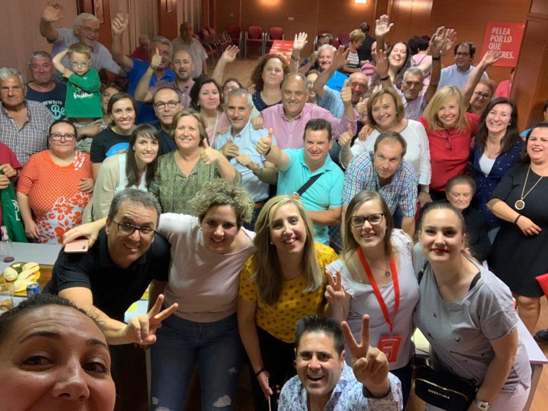 Fernando Delegado (en el centro con camisa rosa) celebra los resultados electorales junto a su partido