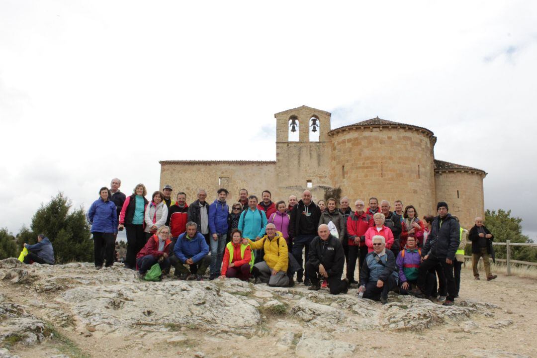 Peregrinos a su llegada a la Ermita de San Frutos después de cumplimentar la quinta etapa del Camino