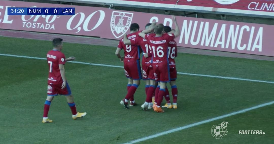 Los jugadores del Numancia celebran el gol de Gabarre.