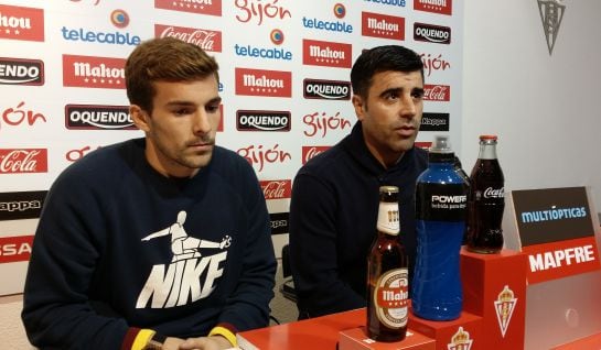 Juan Muñiz junto a Nico Rodríguez en su rueda de prensa de despedida.