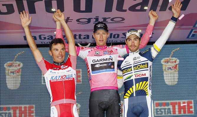 El ciclista Ryder Hesjedal celebra su victoria en el Giro de Italia junto al español Joaquim Rodríguez, del Katusha, y el belga Thomas de Gendt, del equipo Vacancesoleil