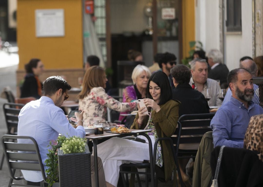 Personas en la terraza de un bar en Sevilla.