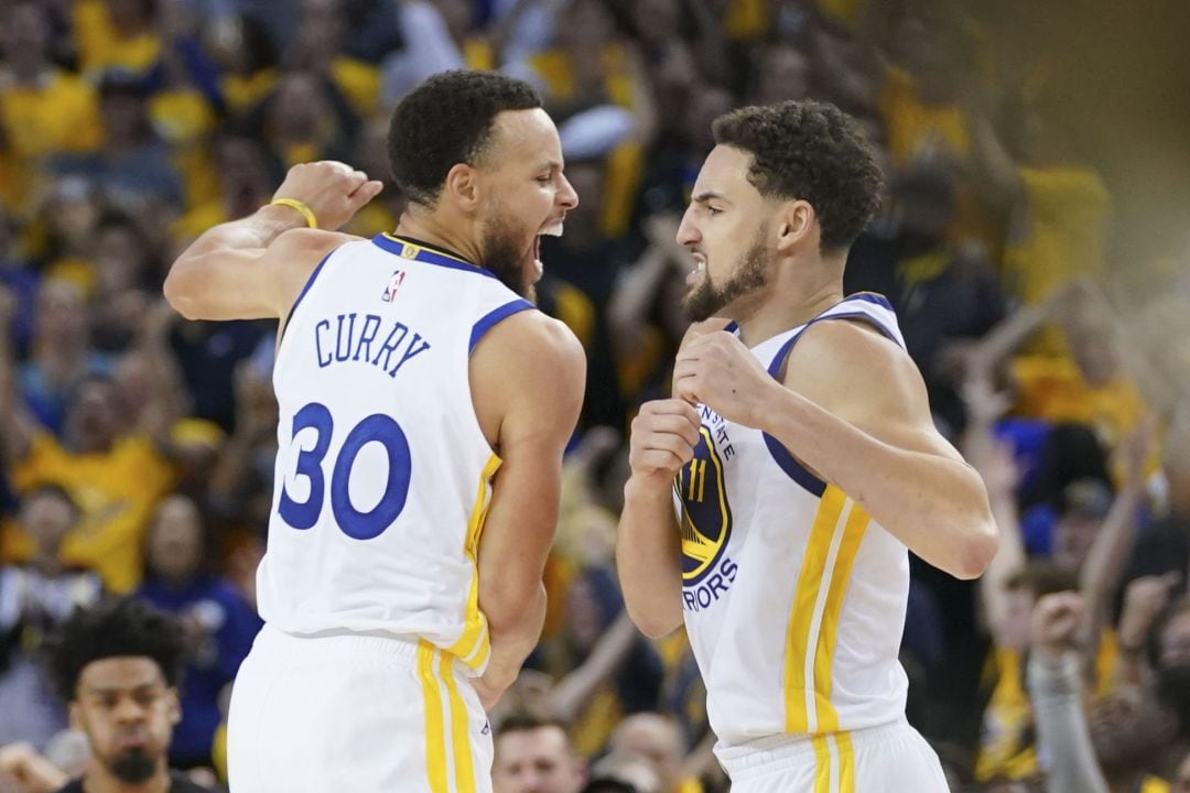 Stephen Curry celebra con Klay Thompson la victoria