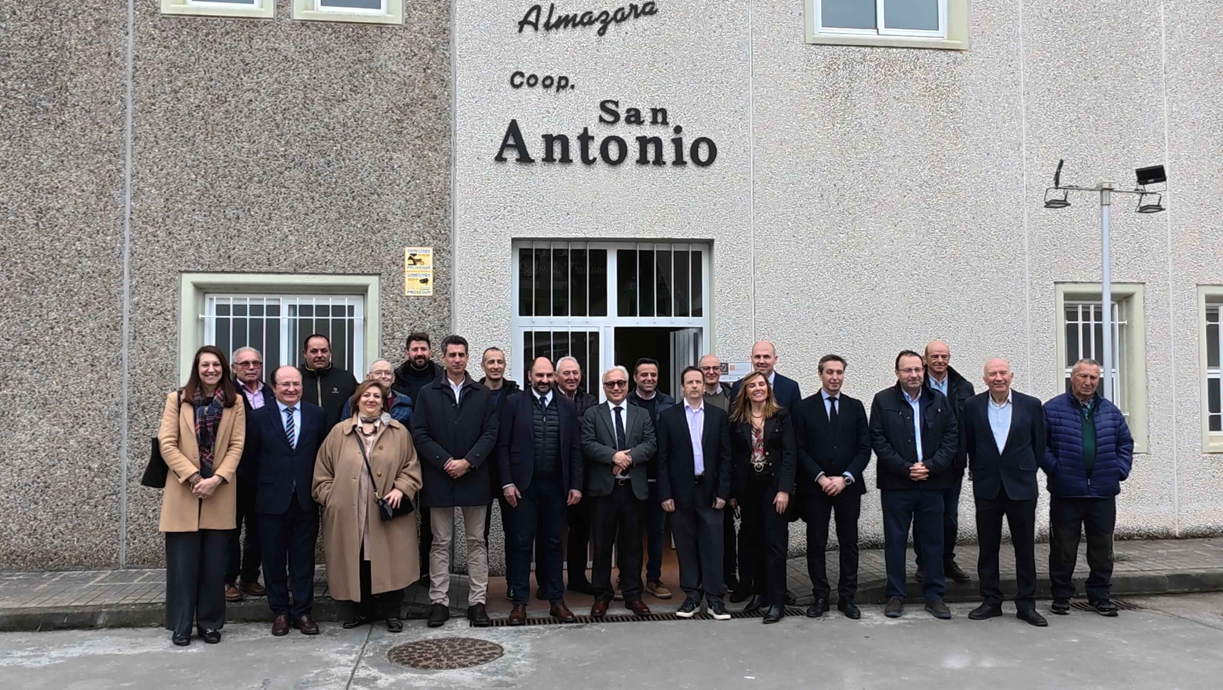 Imagen de familia de todos los que han participado en la firma del documento