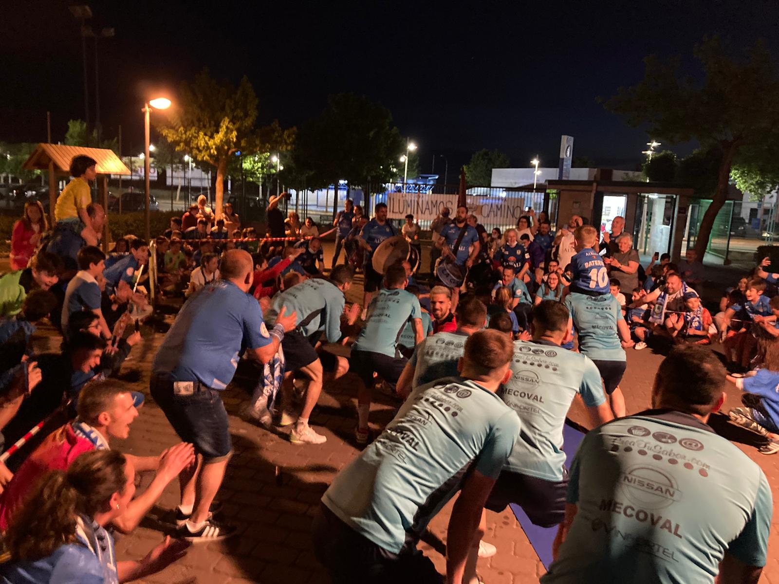 Imagen de la despedida al Viña Albali Valdepeñas en la noche de este jueves, antes de partir a disputar la Copa del Rey en Jaén,