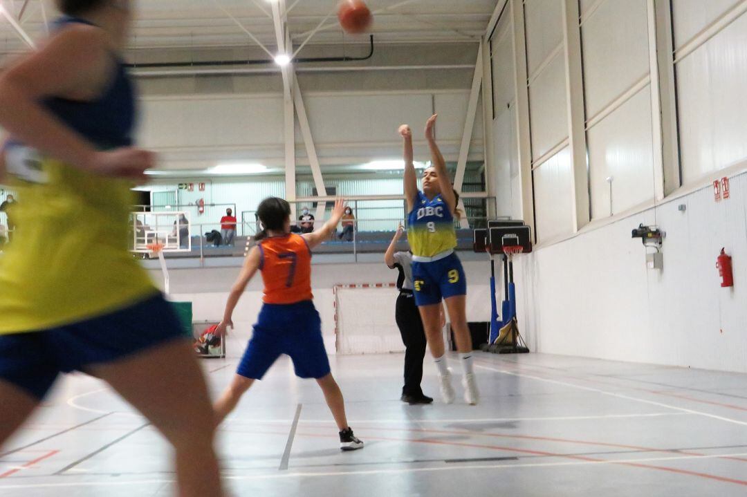 Carmen Coll lanzando a canasta.