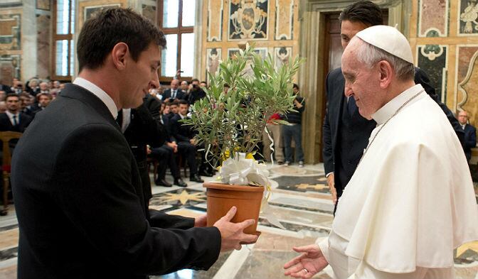 Messi ofrece un árbol de olivo al papa Francisco