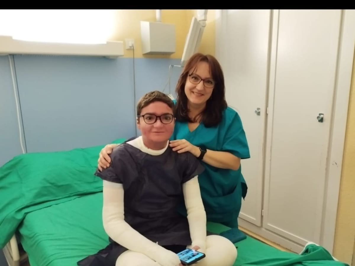 La cuenta atrás de Adrián, el joven malagueño con piel de mariposa que aguarda el tratamiento que puede cambiar su vida