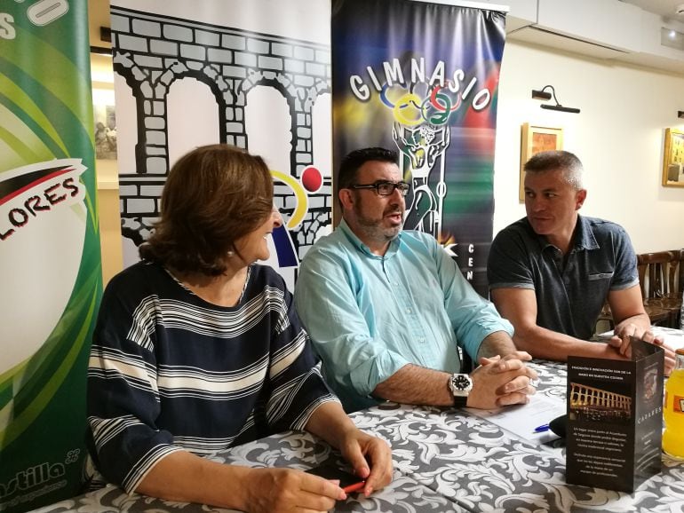 De iz a decha Marian Rueda concejala de deportes, José Ignacio Benito presidente de Taekwondo Segovia junto a Eutimio García organizador del VI Open Ciudad de Segovia 