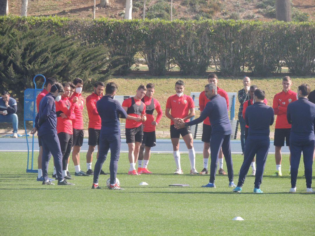 José Gomes hablando con los jugadores en el Anexo.