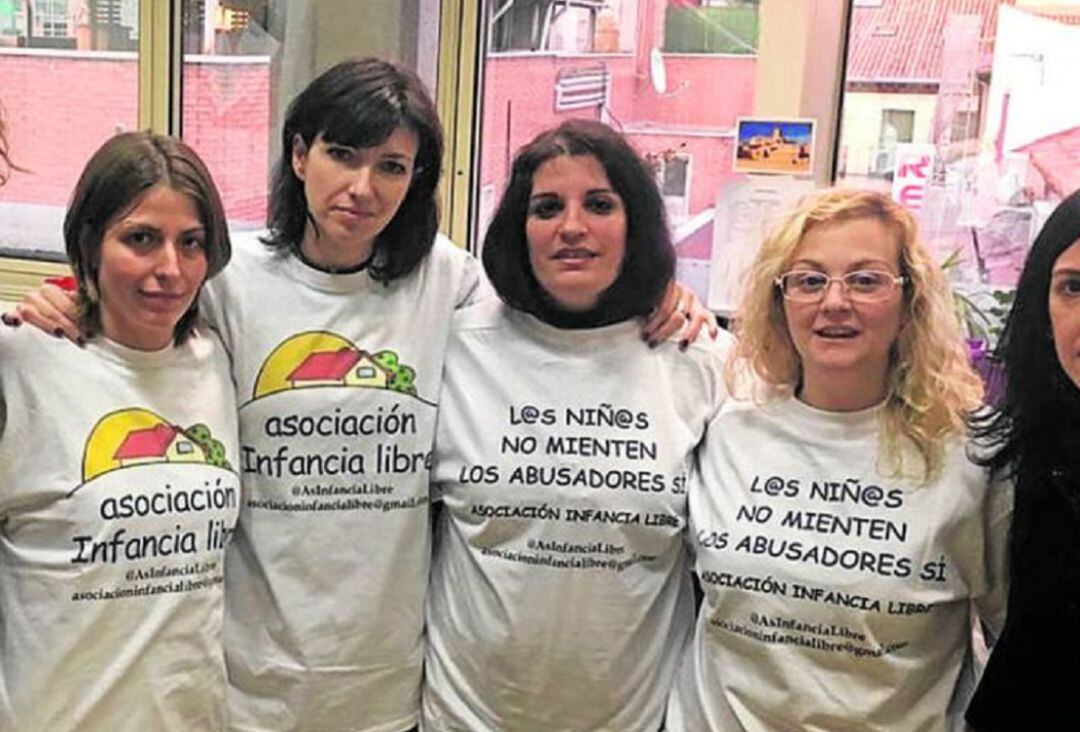 La presidenta de Infancia Libre, junto a otras mujeres de la asociación, en una foto de archivo.