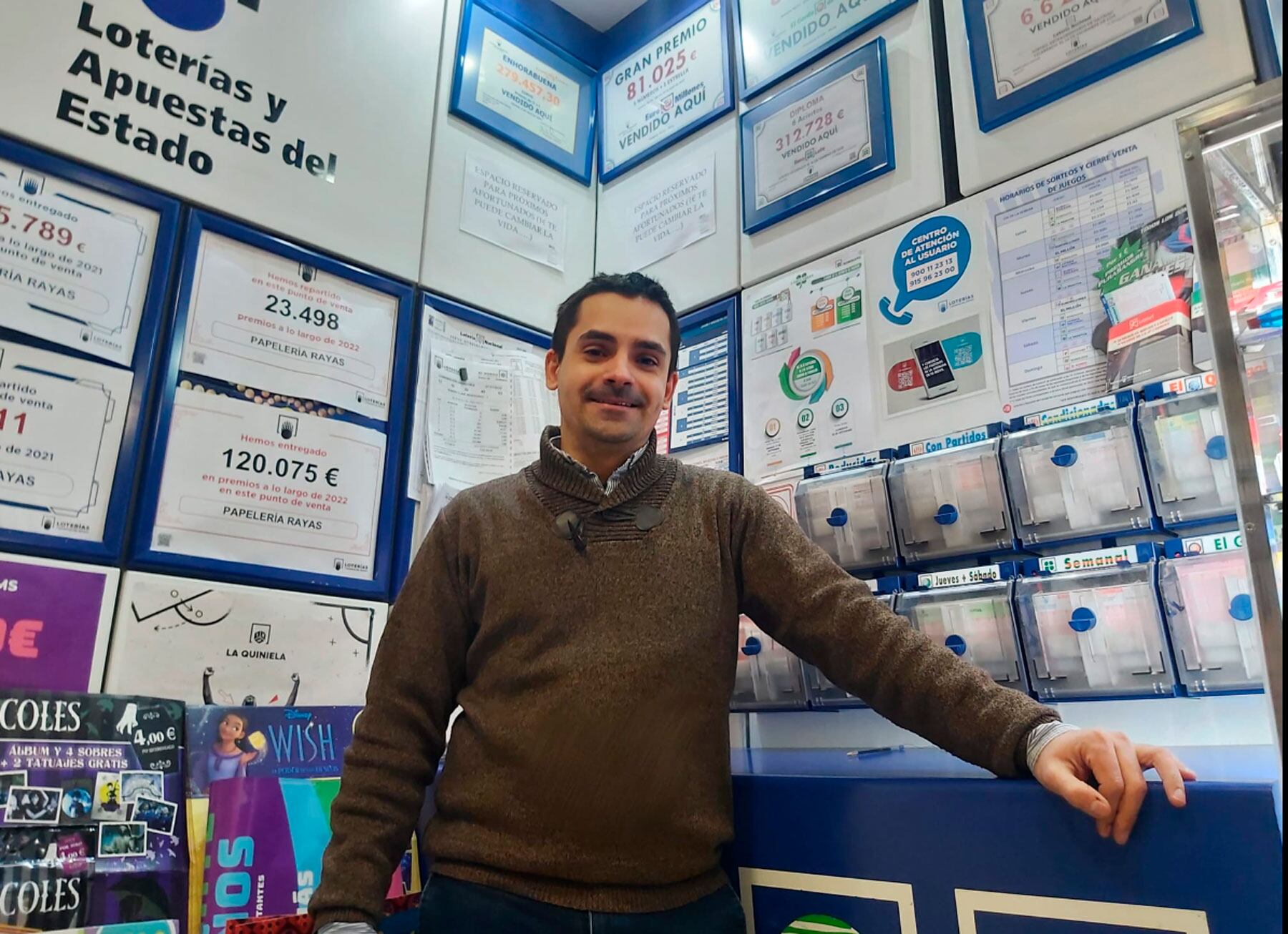 Gabriel Sempere en la Papelería Oliver junto a los premios que ha repartido