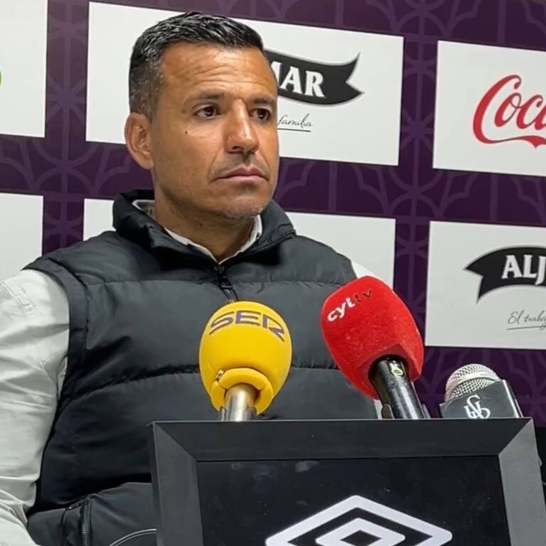 Rafa Dueñas, durante su fallida etapa como entrenador del club que trata de dirigir/Cadena SER