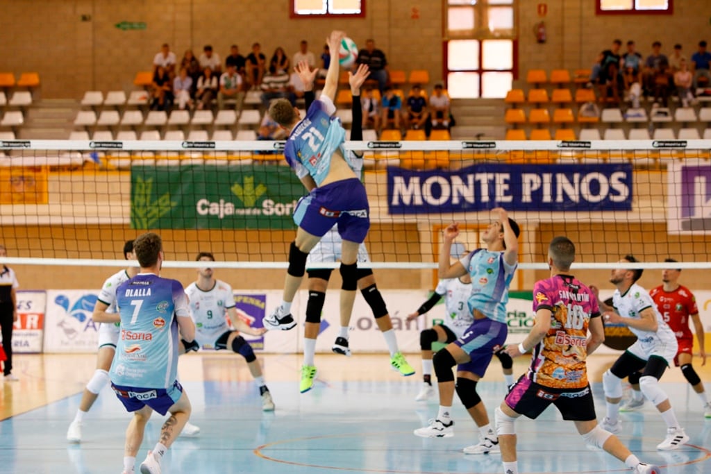 Pequeño, protagonista en el duelo, remata en la red ante la mirada de Olalla, Lorente y San Martín.