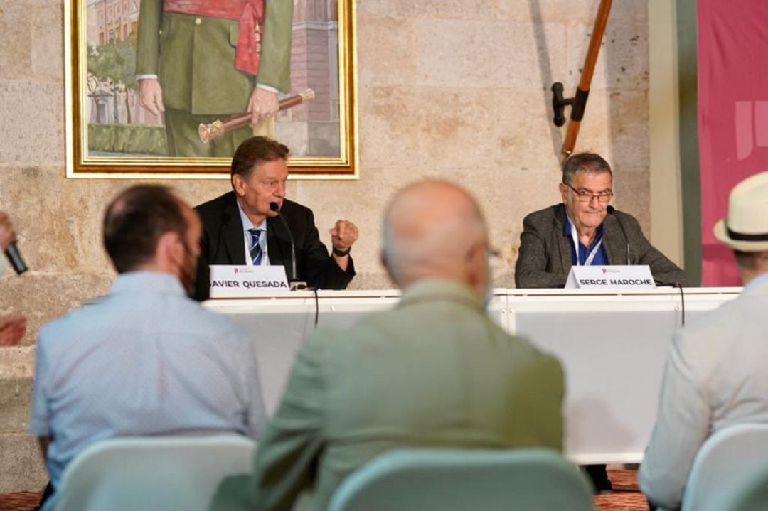 El presidente ejecutivo de los Premios Rei Jaume I, Javier Quesada (izda) y el Premio Nobel de Física en 2012, Serge Haroche, durante la rueda de prensa de este lunes. El jurado dará a conocer los nombres de los galardonados este martes. 