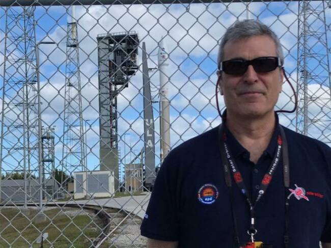 En Cabo Cañaveral con el cohete de lanzamiento al fondo