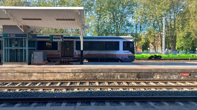 Un tren sale de la estación de Renfe de Vitoria