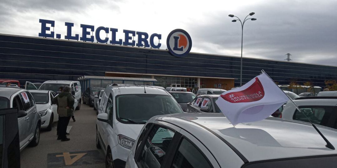 Coches en la concentración por la Hostelería