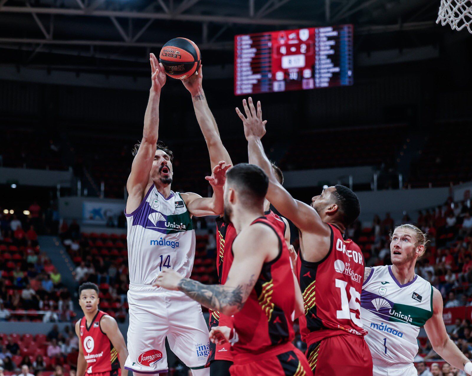 Djedovic intenta una canasta en Zaragoza