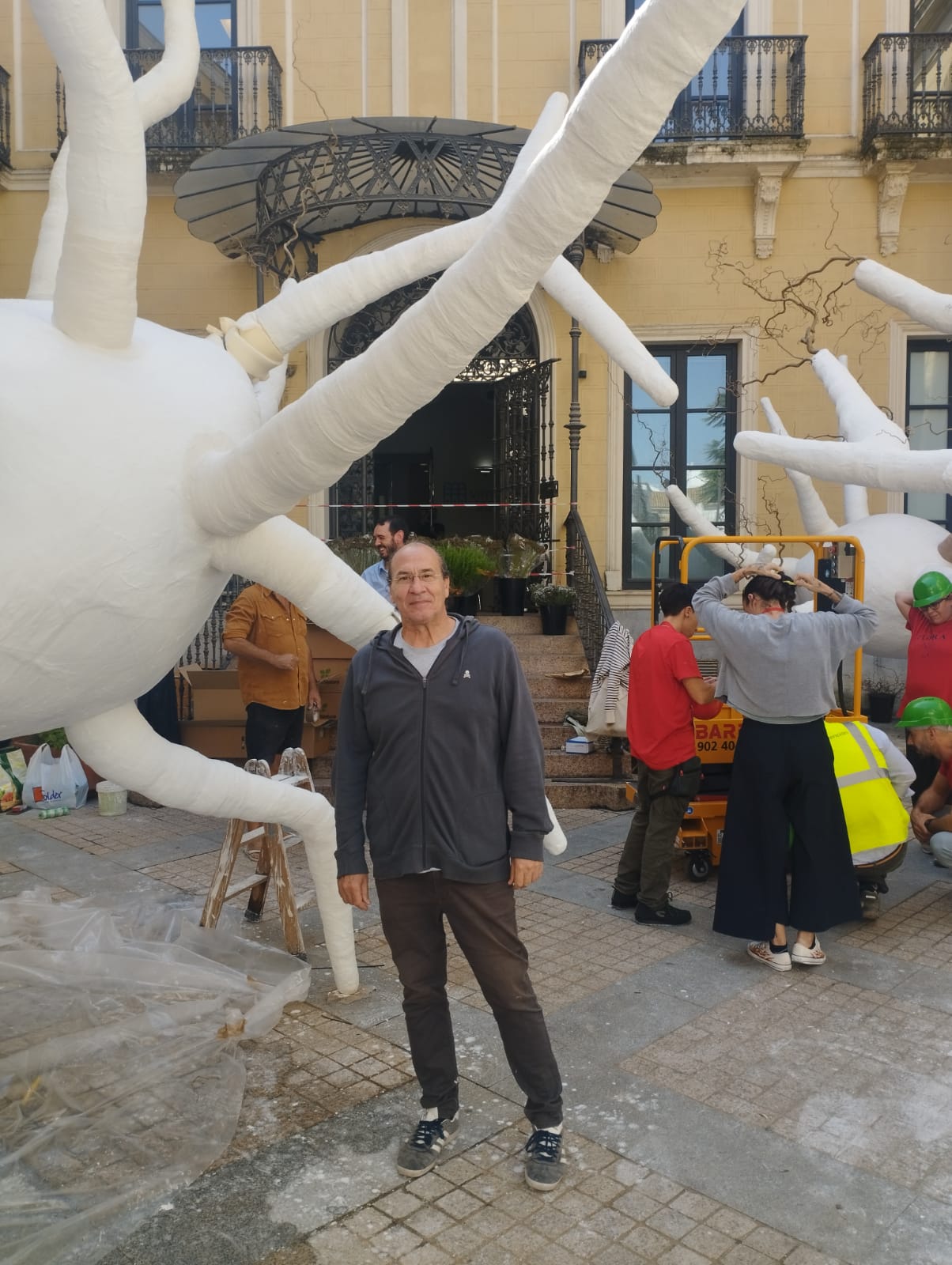 Eugenio Ampudia, junto a su instalación en Córdoba.