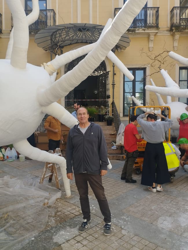 Eugenio Ampudia, junto a su instalación en Córdoba.