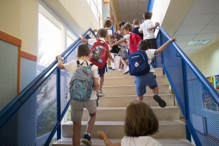 Varios niños regresan a las aulas en un colegio cántabro. 