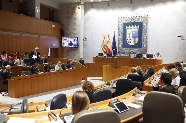 Imagen de archivo de una sesión plenaria en el parlamento aragonés