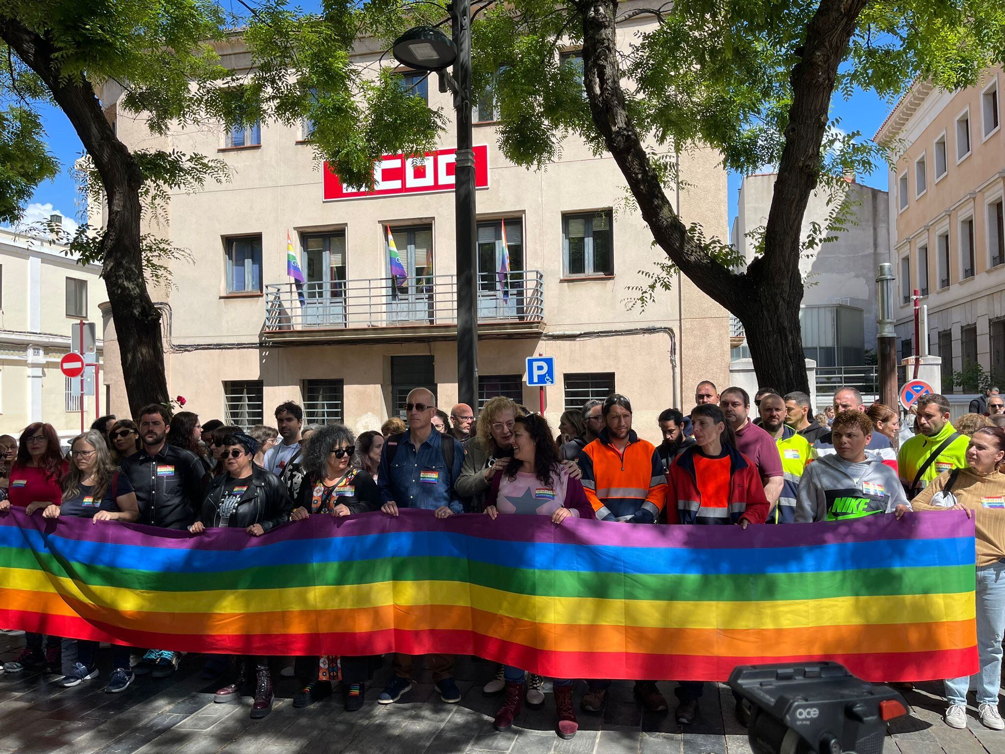 Concentración CCOO repulsa por la quema de la bandera arco iris