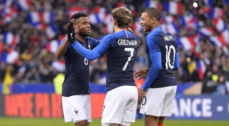 Lemar, Griezmann y Mbappé celebran un gol en París