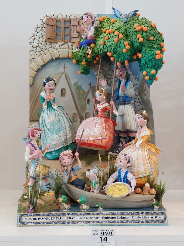 La Exposición del Ninot de las Fallas 2023 abre sus puertas con 750 figuras que rebosan diseño y sátira. Todas ellas quieren salvarse de las llamas gracias al voto popular.