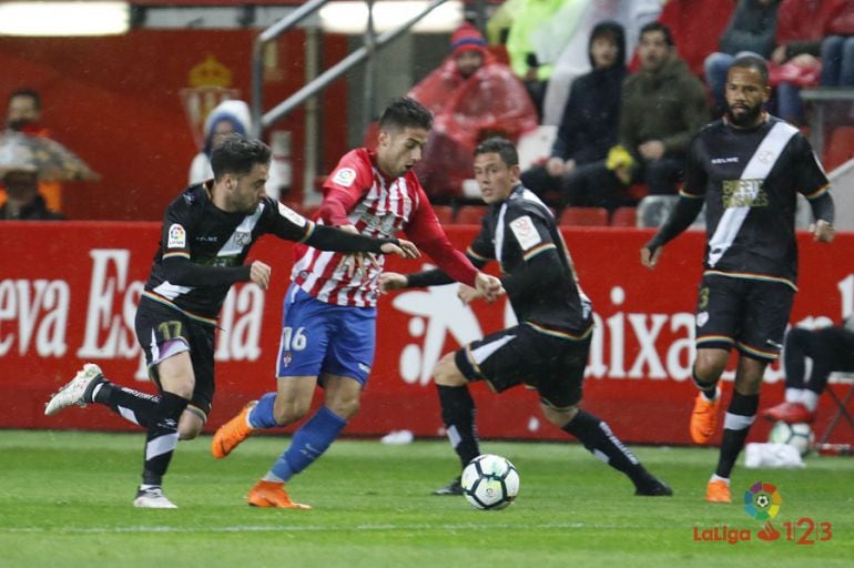 Jony trata de irse de varios contrarios en el choque contra el Rayo Vallecano.