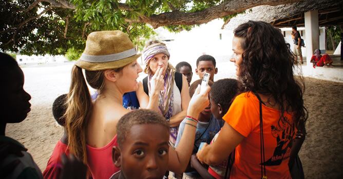 La periodista Ana Mansergas lo deja todo por una escuela de arte para niños en la olvidada isla keniata de Lamu.