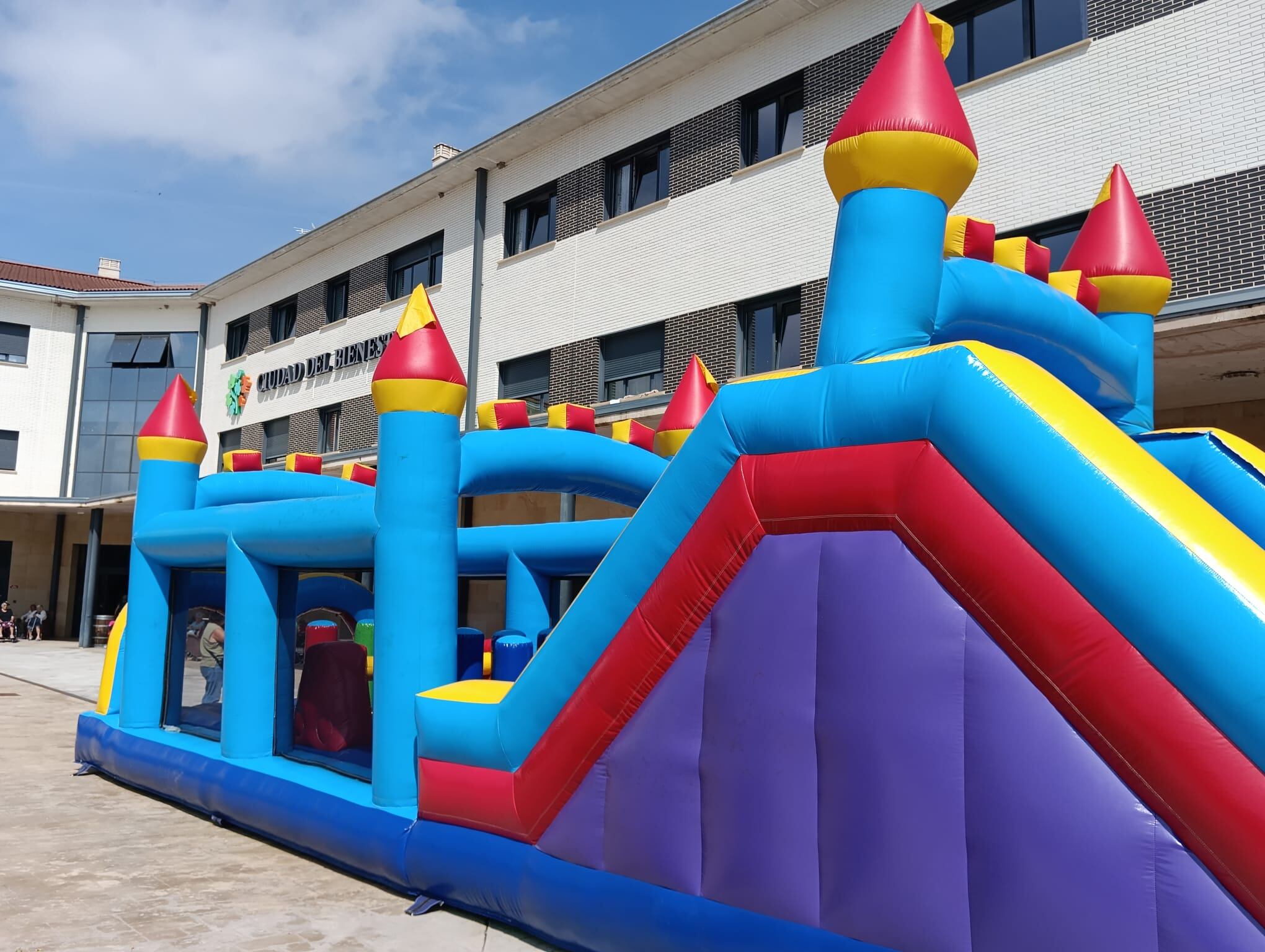 Ciudad del Bienestar cuenta con hinchables y otros alicientes para que los menores se diviertan compartiendo este espacio con los residentes
