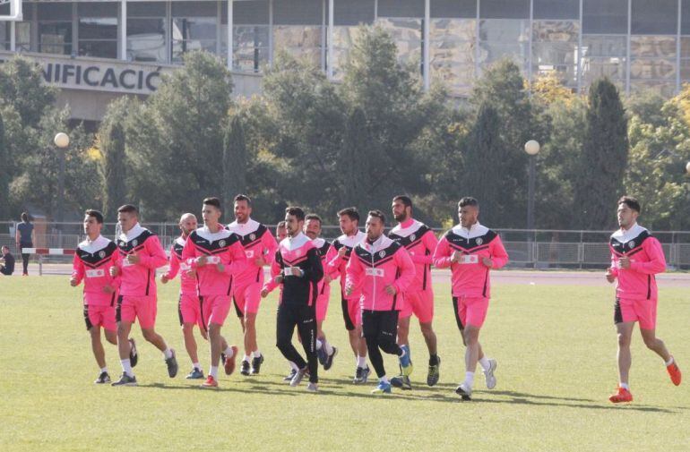 La plantilla del Hércules CF calentando ante del entrenamiento