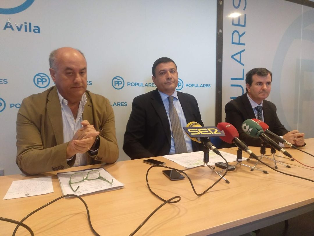 Miguel Ángel García Nieto, Carlos García y Juan Pablo Martín este miércoles en la sede del PP de Ávila