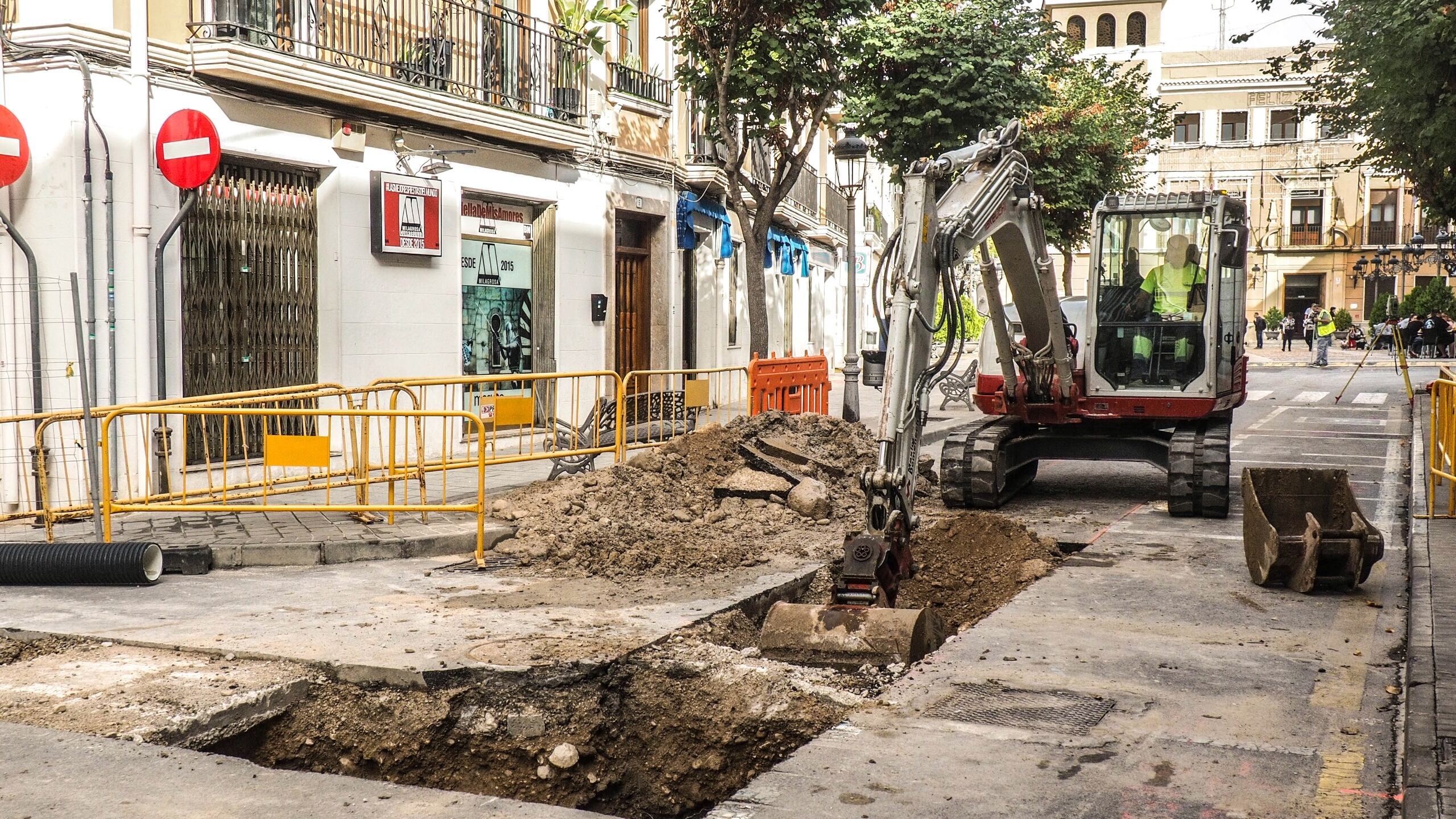 Obras en el casco histórico de Elda a su paso por la calle Colón